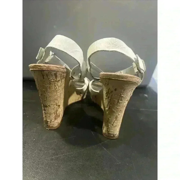 GUESS WOMEN'S WHITE LEATHER WEDGE SANDALS SIZE 6.5 - Picture 3 of 6